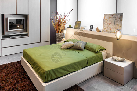现代卧室设计床高双床地板上绿色床图片