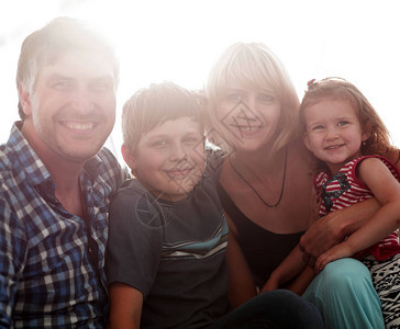 家庭幸福母亲父亲和两个孩子在家图片