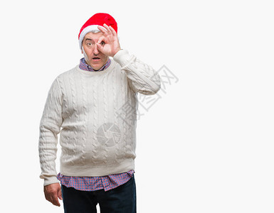 英俊的老人在孤立的背景下戴着圣诞帽图片