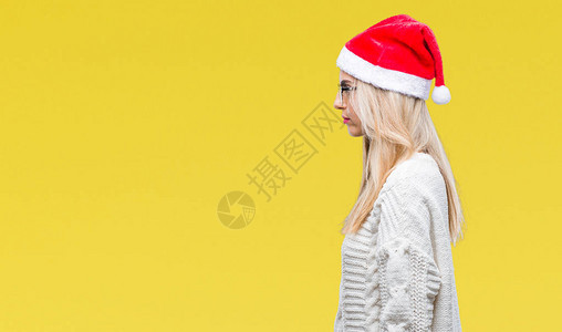 穿着圣诞帽的年轻金发碧眼美女带着孤立的相依为邻放松姿势和自然面貌充背景图片