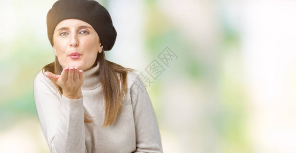 中年成熟女人穿着冬季毛衣和贝雷帽图片
