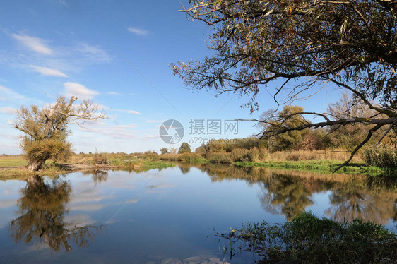 秋天的河流风景图片