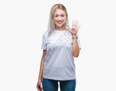 年轻金发碧眼的金发女郎在孤立的背景展示和指着五号手指微背景图片