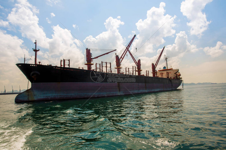 进出口业务和物流中的集装箱船用起重机将货物运送到港口国际水运鸟瞰图货船运载集图片