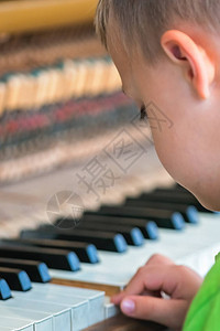 火车站外弹钢琴的白人小男孩图片