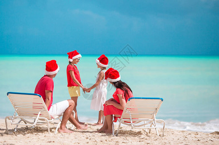 圣诞节日在热带沙滩上欢乐的圣诞图片