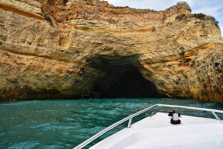 欧洲葡萄牙贝纳吉尔附近阿尔加维海岸的海洞图片