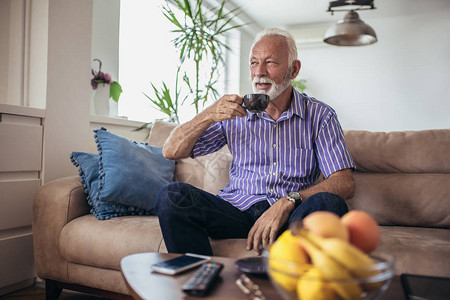 老人喜欢在家里看电视高级男人看电视喝图片