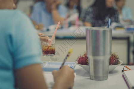 学校计划教学女教师会议图片