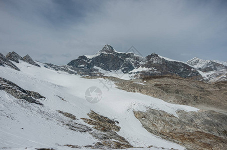 罗莎山丘的Seewjinengletscher冰川景观背景为施瓦图片