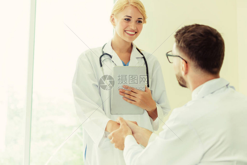 医院的医生与另一位医生握手高清图片下载-正版图片505578884-摄图网