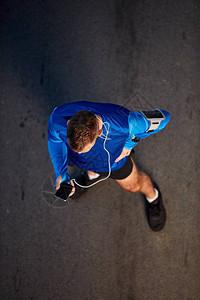 赛跑者站在街上使用智能手机的顶尖视野健康图片