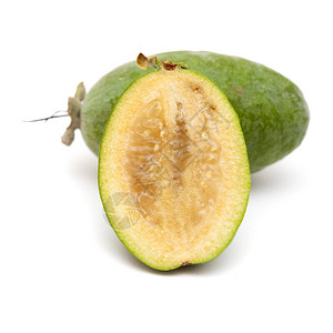 在白色背景上孤立的feijoa或菠图片