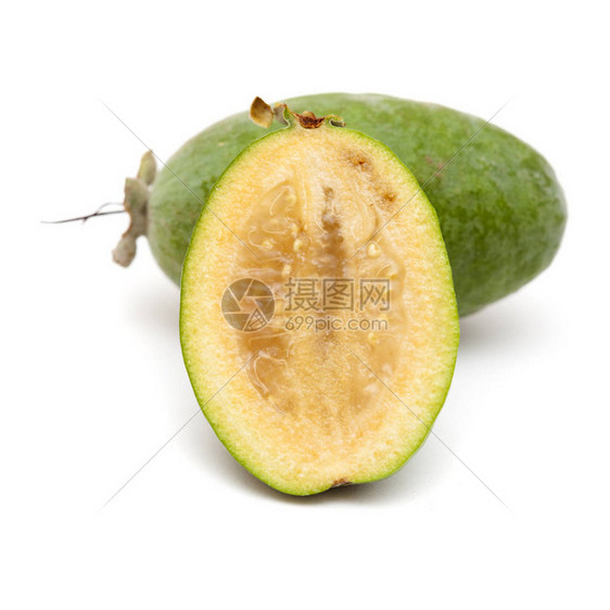 在白色背景上孤立的feijoa或菠图片