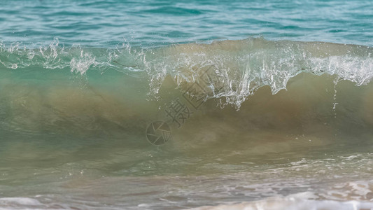 在海水中溅起水花和泡沫的波浪图片