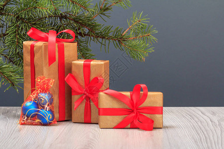 圣诞装饰礼品盒玩具球和灰色的fir树枝图片