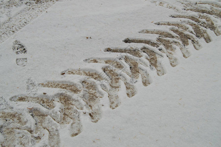 雪的冬季背景摘要从车胎印图片