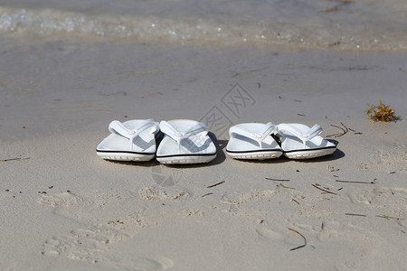 沙滩上的白色凉鞋图片