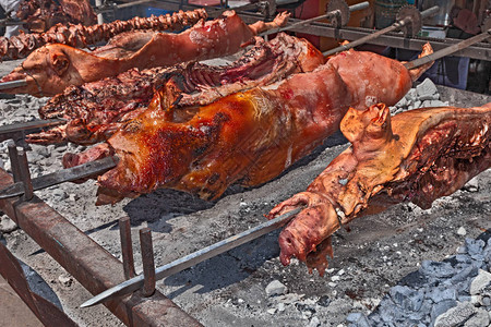 烤了一整头猪在烧热的煤炭上煮熟图片