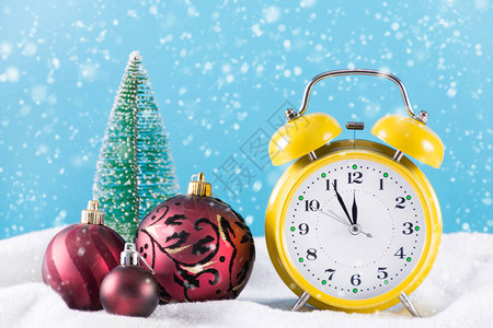 圣诞球装饰和雪蓝色背景上的复古时钟冬日和雪花飘落新年和圣图片