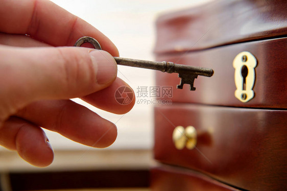 古老的古董骨架钥匙压抑的木图片