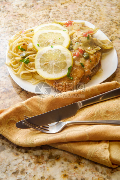 意大利鸡肉排炸鸡肉饼配有叶桃心图片