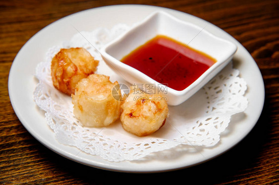 美味的日本烧卖饺子蘸酱图片