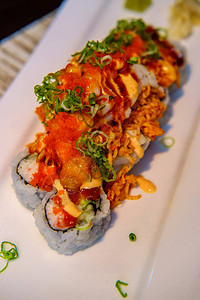 鲜艳的辣味特餐花生寿司卷配有螃蟹肉图片