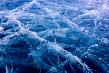 贝加尔湖冰面的蓝色裂纹表面图片