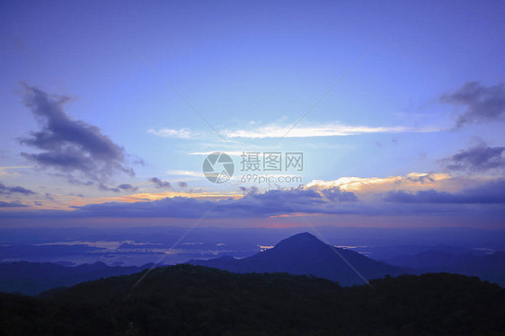 在高山的暮色日落图片