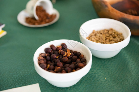 从干红樱桃水果生豆和烤制成的咖啡豆中展示过程的图片
