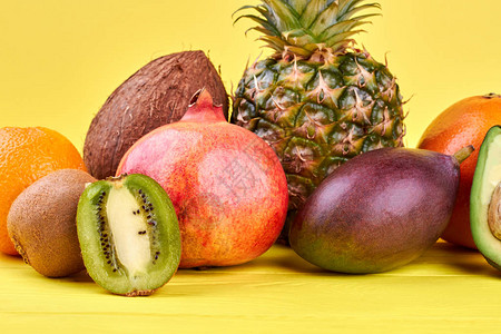 来自新鲜热带水果的成分一套成熟的异国水果图片
