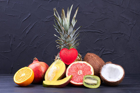 黑色纹理背景上五颜六色的异国水果的分类图片