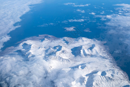 美丽的高山风景从空中穿过飞图片