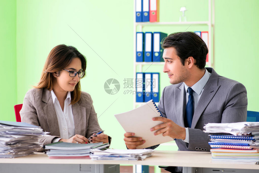 在办公室工作的两个同事高清图片下载-正版图片505582757-摄图网