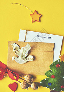 有很多圣诞装饰和玩具上面写着圣诞信的黄色背景图片