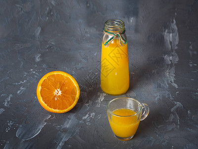 玻璃瓶中鲜榨橙汁图片