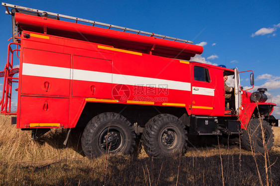 俄罗斯克麦罗沃15102018消防员和红色救火车穿过秋天的田野图片