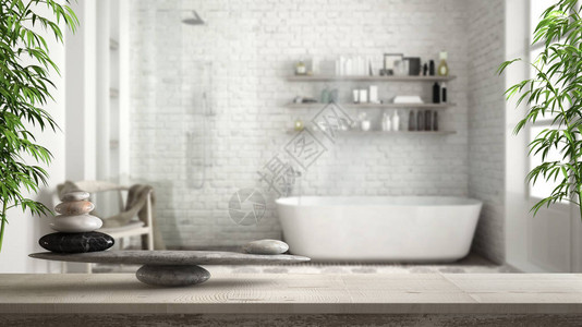 带石平衡的木制复古桌或架子带浴缸和淋浴的模糊复古浴室风水禅宗概念图片