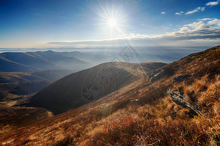 充满活力的日出高山美丽的秋季高山景观图片