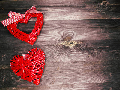 爱情人节的一天两个红色心礼物在木图片