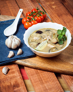 蔬菜汤配鸡肉泰国菜图片