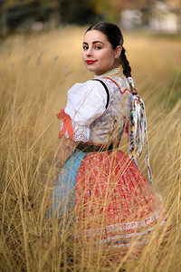 穿着传统服装的年轻漂亮的斯洛伐背景图片