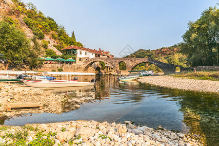 黑山Crnojevi河对面的旧拱石桥图片