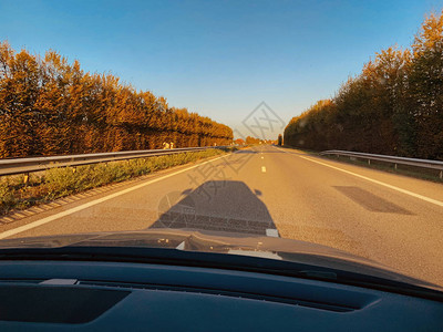 日落时速行驶的德国汽车沥青图片