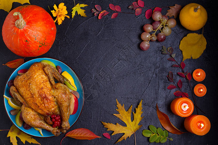 鸡肉或火鸡南瓜水果小麦和秋叶感恩节食物的概念收获或感恩节背景从上面看图片