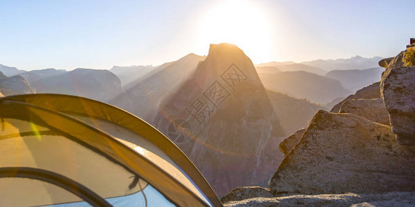 日出时在冰川点的半圆顶帐篷加利福尼亚州优胜美地冰川角露营地的帐篷该网站可以欣赏到独特的半穹顶后面的明亮日图片