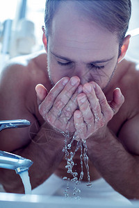 洗完澡英俊的留着胡子的金发男人早上洗完澡洗脸图片
