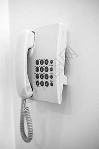 白墙电话对讲机挂在白墙上白色壁挂式现代入口电话系统白色背景上的图片