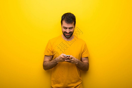 使用孤立的动态黄色颜用手机发送信息或电子邮件的人info图片